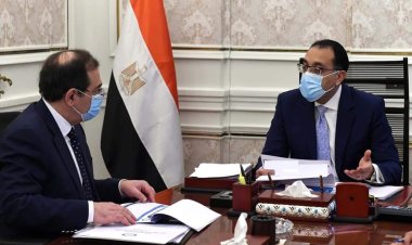 رئيس الوزراء يتابع مع وزير البترول موقف توافر المواد البترولية في ظل تداعيات الأزمة الروسية الأوكرانية