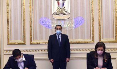 رئيس الوزراء يشهد مراسم توقيع محضر مشترك حول التوافق على صيغة مشروع اتفاقية بشأن قيام صندوق الاستثمارات العامة السعودي بالاستثمار في مصر