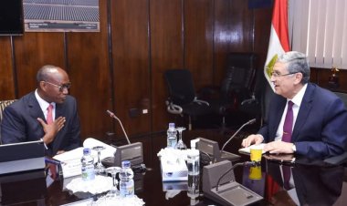 وزير الكهرباء  يستقبل نائب رئيس بنك التنمية الأفريقى للكهرباء والطاقة والمناخ والنمو الأخضر لبحث سبل دعم التعاون المستقبلى فى اطار تنظيم مصر لمؤتمرالمناخ COP27