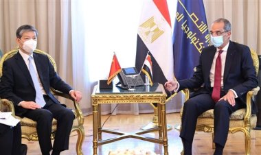 "وزير الاتصالات" يبحث مع سفير الصين التعاون فى بناء القدرات الرقمية والذكاء الاصطناعي