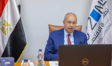 رئيس المنطقة الاقتصادية لقناة السويس يستعرض فرص الهيدروجين الأخضر في المناطق الصناعية