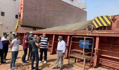 الزراعة : رئيس الحجر الزراعي يشرف علي فحص وتحليل وشحن أول مركب قمح هندي إلى مصر