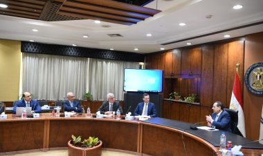 وزير البترول يتابع مع مسؤلي تكنيب الموقف التنفيذى مشروعات تكرير وتصنيع البترول الجديدة فى الإسكندرية وأسيوط