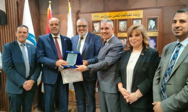 النقابة العامة للبترول تكرم عمرو خفاجي بشركة الحمرا أويل
