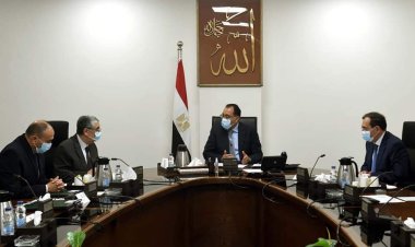 رئيس الوزراء يلتقي وزيري الكهرباء والبترول لمتابعة خطط الربط الكهربائي مع الدول المجاورة وجهود إقامة مشروعات الهيدروجين الأخضر