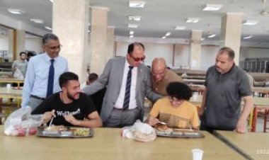رئيس جامعة حلوان يشارك طلاب المدينة الجامعية فى تناول وجبة الغداء بالمطعم المركزي