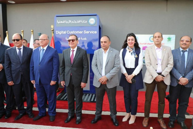 وزير البترول والثروة المعدنية يعطى شارة البدء للخدمة الرقمية(DCS) لعملاء الغاز المنزلى