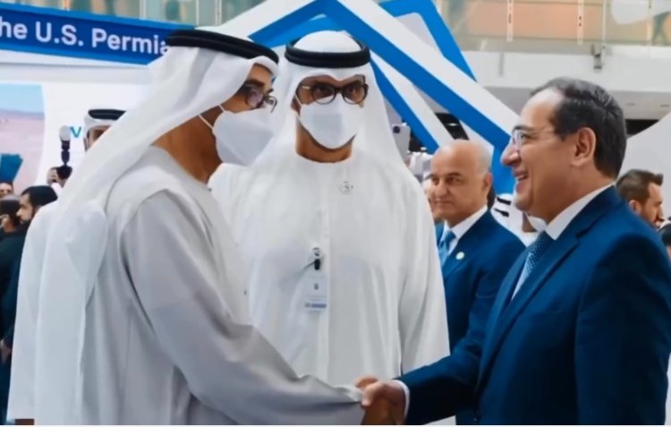 وزير البترول المصري  في مقدمة مستقبلى رئيس دولة الإمارات خلال تفقده معرض أديبك 2022