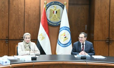 تنفيذاً لتكليفات السيد رئيس الجمهورية..  وزيرا البترول والبيئة يبحثان جهود التوافق البيئى لشركات البترول بمحافظتى السويس والبحر الأحمر