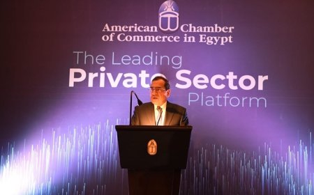 وزير البترول والثروة المعدنية يكرم خريجي برنامج ( تأسيس وتأهيل القادة) من الكوادر الشابة والمتوسطة بقطاع البترول والغاز