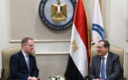 وزير البترول يبحث مع السفير البريطاني بالقاهرة الفرص الاستثمارية المتاحة أمام الشركات البريطانية الراغبة  فى مجال البترول والغاز فى مصر.