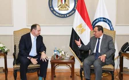 "وزير البترول" يبحث مع رئيس "اباتشي" حجم أعمالها فى مجال البحث والاستكشاف وإنتاج البترول والغاز فى مناطق امتياز عملها بمنطقة الصحراء الغربية