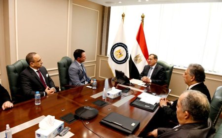 "الملا": قطاع البترول ينفذ  برنامج حفر مكثف للبحث والاستكشاف عن البترول والغاز بالتعاون مع الشركات الأجنبية