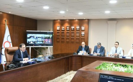 "الملا" يترأس الاجتماع الأول للجنة العليا لمتابعة منظومة تداول وتوزيع المنتجات البترولية .