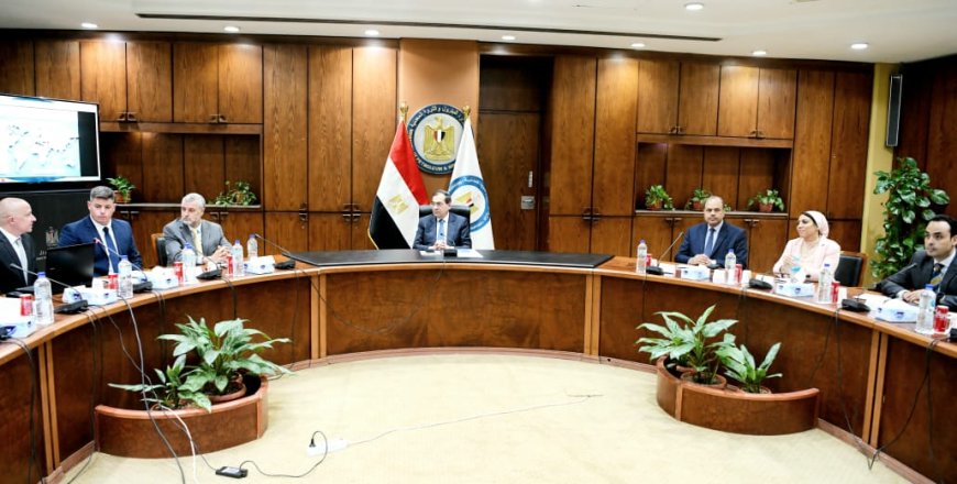 "وزير البترول" يسلم الرخصة الثانية لمزاولة نشاط تموين السفن بالوقود بالموانئ المصرية لشركة بنينسولا العالمية