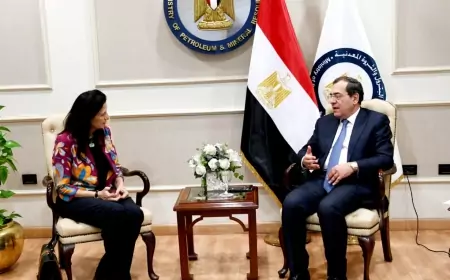 "الملا" لرئيسة هيئة فولبرايت :استراتيجية تحديث البترول تولى أهمية كبيرة لرفع كفاءة العنصر البشري وتنمية المهارات القيادية