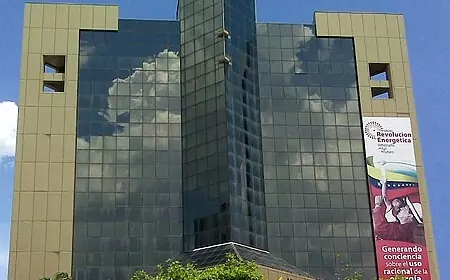 شركة النفط الوطنية الفنزويلية  توقع عقدين فوريين جديدين لتوريد زيت الوقود والأسمنت الأسفلتي