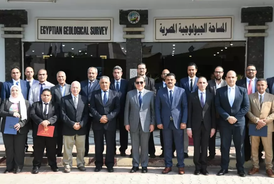 بالصور.. "الملا" يكرم جيولوجيين هيئة الثروة المعدنية الذين اجتازوا برامج التدريب العالمية