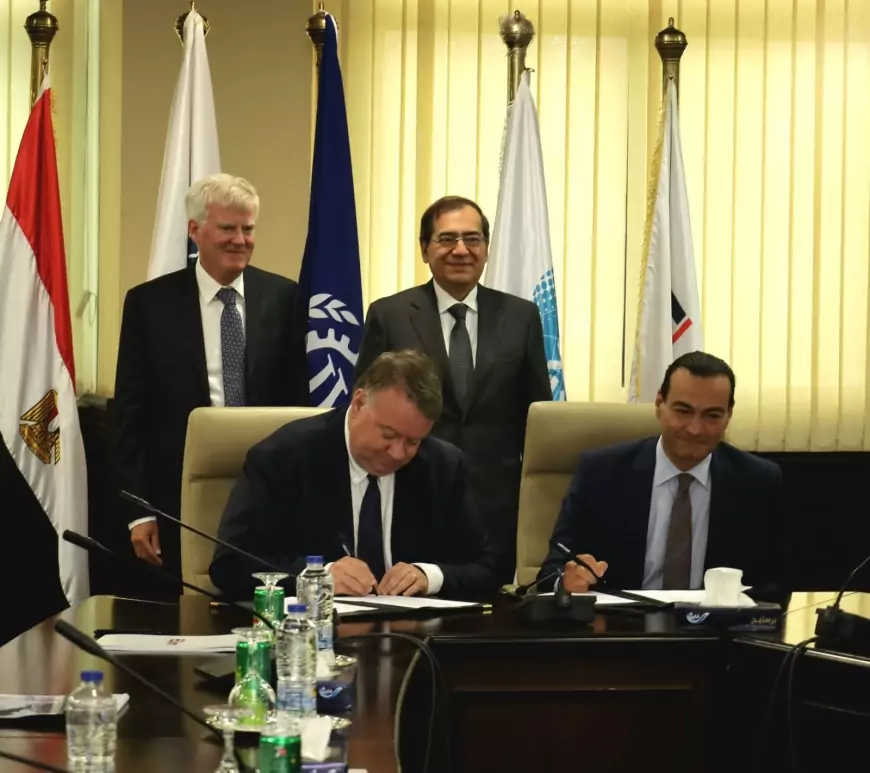 "وزير البترول" يشهد التوقيع على اتفاقية شراكة جديدة بين شركة ميثانكس مصر