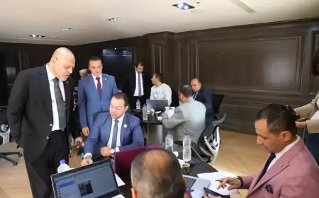 جبران يتفقد غرفة عمليات نقابة البترول.. ويؤكد عمال مصر يسطرون ملحمة وطنية بالاحتشاد أمام لجان الانتخابات