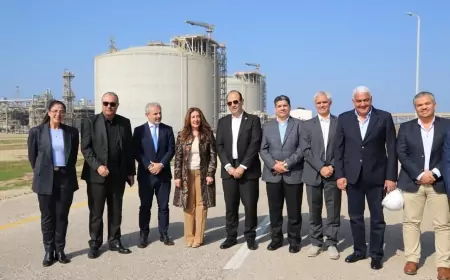 السفيرة الأمريكية تزورمصنع دمياط لإسالة الغاز الطبيعي