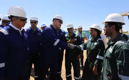 " وزير البترول والثروة المعدنية "يتفقد  اعمال حفار بترولي بحقول خالدة بالصحراء الغربية
