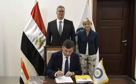 " البترول"  تتفق مع إيني  على استغلال مكانة مصر كمركز إقليمي لتداول الطاقة لإستقبال الغاز المنتج من حقولها بشرق المتوسط