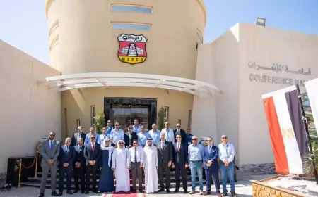 رئيس حكومة إمارة الفجيرة بدولة الإمارات يتفقد منطقة مينـاء الحـمـراء البترولى