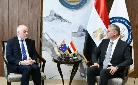 وزير البترول يبحث مع سفير استراليا  سبل دعم تلتعاون بين البلدين في مجالات التعدين والبترول والغاز