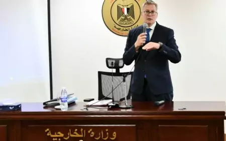 حواراً مفتوحاً بين وزير البترول و سفراء مصر الجدد  حول  فرص الاستثمار فى قطاعات البترول والغاز والتعدين والهيدروجين الأخضر ،