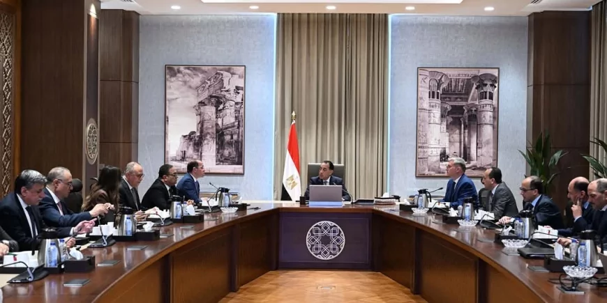 رئيس الوزراء يُتابع جهود الحكومة لتحويل السيارات للعمل بالغاز الطبيعي