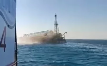 البترول : انهيار لأحد الحفارات البحرية المتقادمة المتوقفة ولا خسائر بشرية