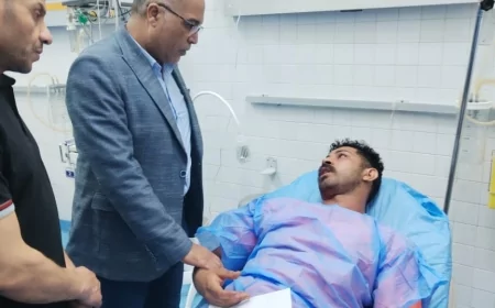 رئيس نقابة البترول يتابع الحالة الصحية لمصابي حادث البارجة في مستشفى الجونة للاطمئنان عليهم