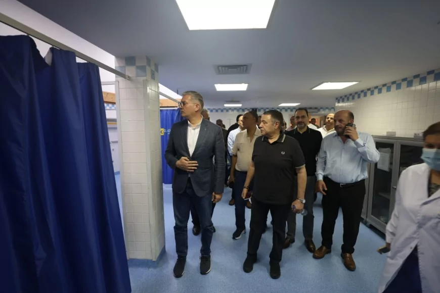 بدوي وجبران يطمئنان علي الناجين من حادث بارج خليج السويس