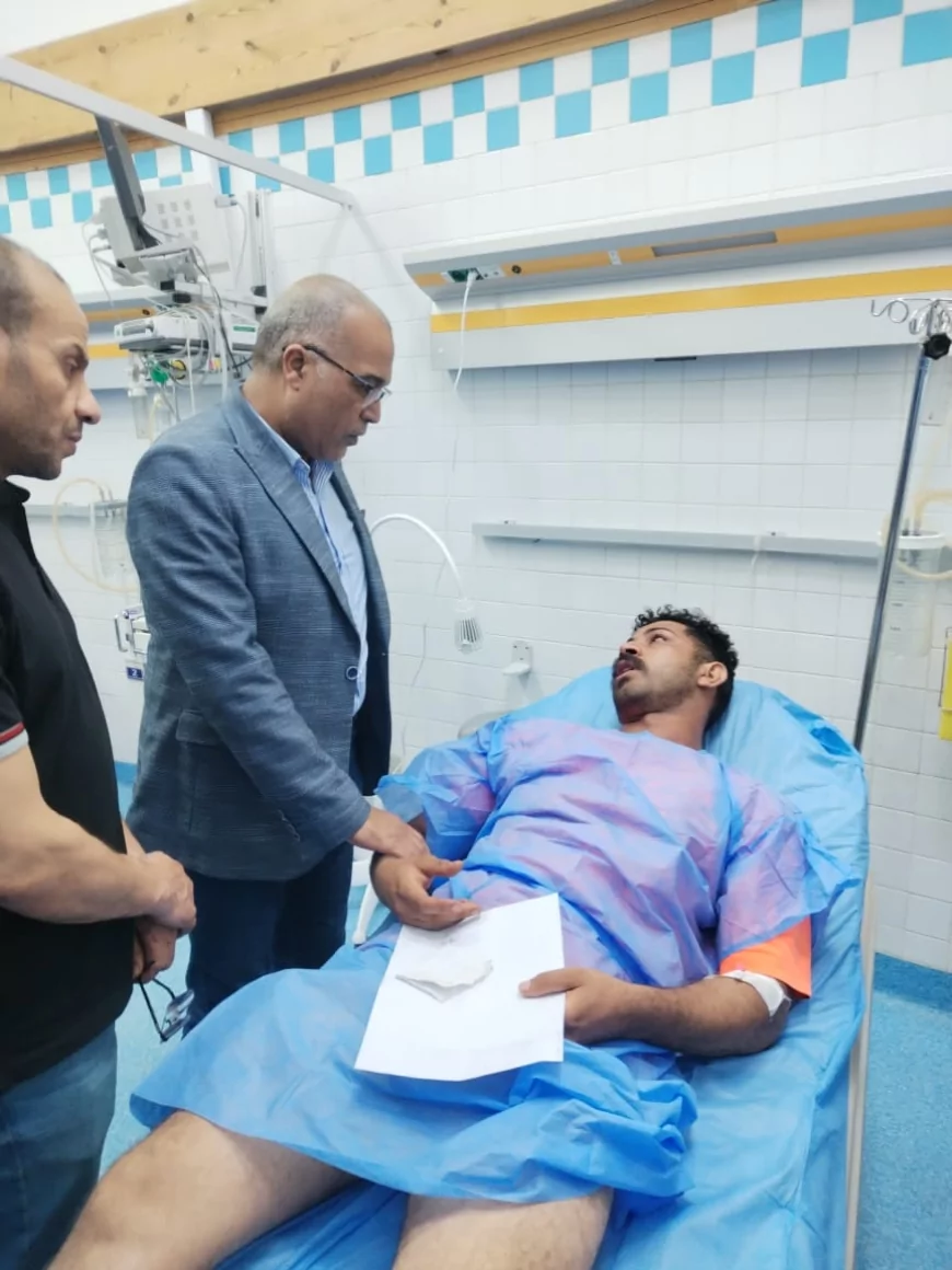 رئيس نقابة البترول يتابع الحالة الصحية لمصابي حادث البارجة في مستشفى الجونة للاطمئنان عليهم