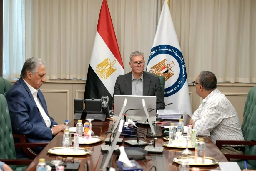 وزير البترول يتابع جهود البحث عن المفقودين بحادث البارج البحري "أدمارين 12" في خليج السويس