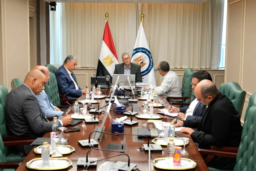 وزير البترول يتابع جهود البحث عن المفقودين بحادث البارج البحري "أدمارين 12" في خليج السويس