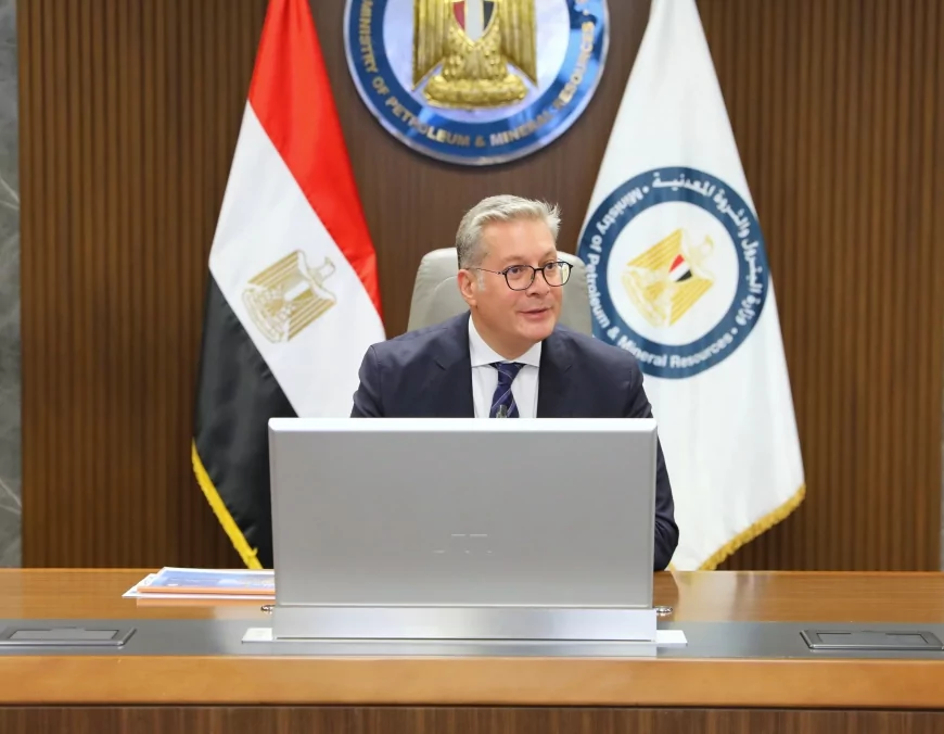 في إطار الحوار المجتمعي حول قطاع الطاقة فى مصر .. وزير البترول يلتقي مجموعة من كُتاب الرأي وخبراء الاقتصاد والطاقة