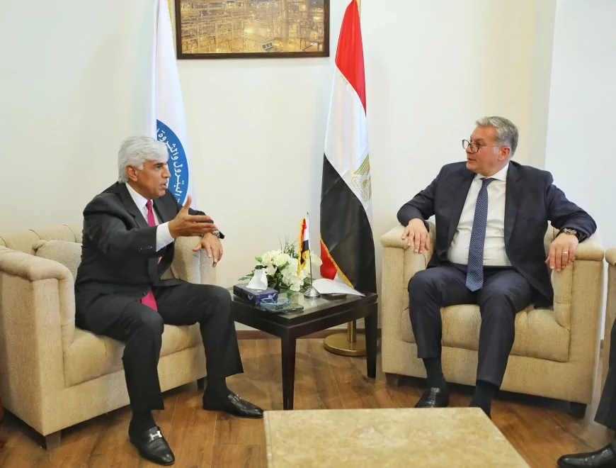 وزير البترول يبحث مع شركة IPIC سبل زيادة الاستثمارت في توطين الصناعة المحلية من احتياجات مشروعات البترول