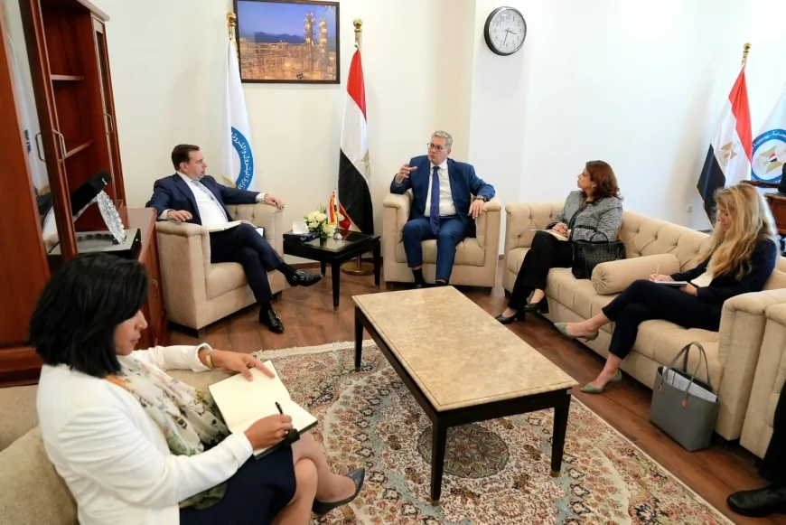 وزير البترول مع وفد شل العالمية تطورات استثماراتها في  مشروعات الغاز الطبيعي بغرب الدلتا