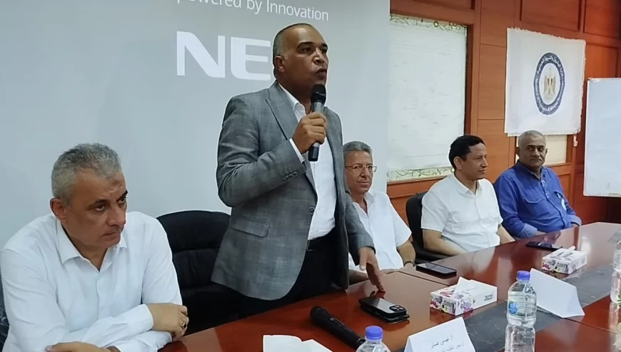 رئيس نقابة البترول يزور شركة الوسطاني ليلتقى بالعاملين و الاستماع إلى مطالبهم و مقترحاتهم