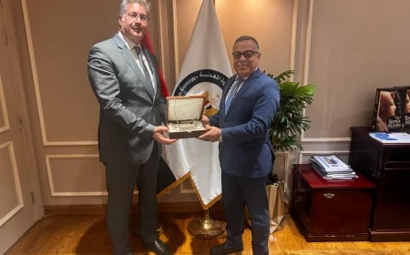 وزير البترول والثروة المعدنية يتقدم بالشكر والتقدير للمحاسب أشرف قطب تقديراً لجهوده المخلصة خلال فترة عمله بالقطاع.