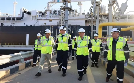 وزير البترول والثروة المعدنية يتفقد بدء تجارب التشغيل لسفينة التغييز "إنرجوس فورس" بميناء العقبة