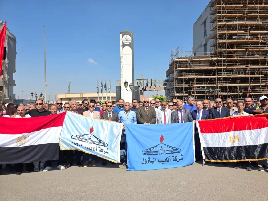 رئيس نقابة البترول يشارك العاملين بمنطقة مسطرد في التوافد على صناديق الاقتراع لليوم الثاني لانتخابات مجلس الشيوخ 2025