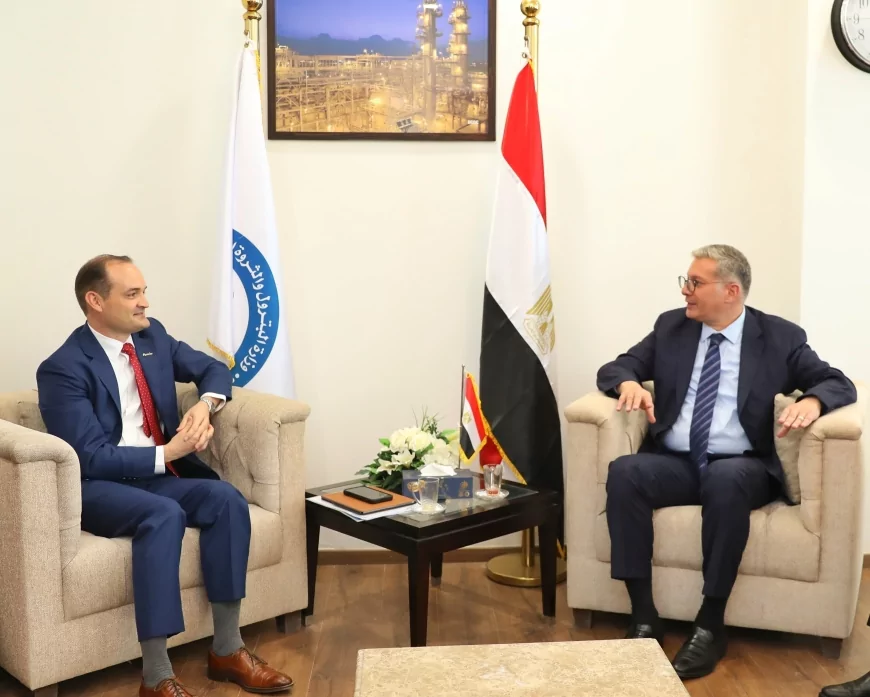 وزير البترول يبحث مع نائب رئيس أباتشي خطط الشركة في البحث والاستكشاف وإنتاج الغاز والبترول بمصر