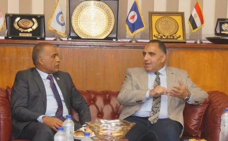 رئيس نقابة البترول يزور البتروكيماويات المصرية.. ويصفها بالصرح الصناعي الاستراتيجي