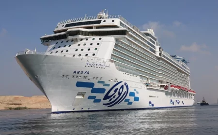 قناة السويس تشهد عبور السفينة السياحية العملاقة "AROYA" وعلى متنها 2300 سائح