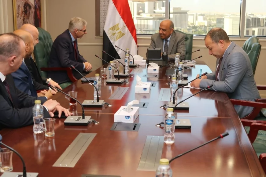 "الكهرباء" تبحث مع "ABB" تحديث الشبكة وتقليل الفقد بالطاقة المتجددة والتقنيات الذكية
