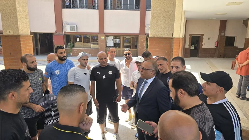 "عباس صابر" يلتقي بعثة فريقي نقابة البترول قبل المشاركة التاريخية في بطولة الجمهورية للشركات