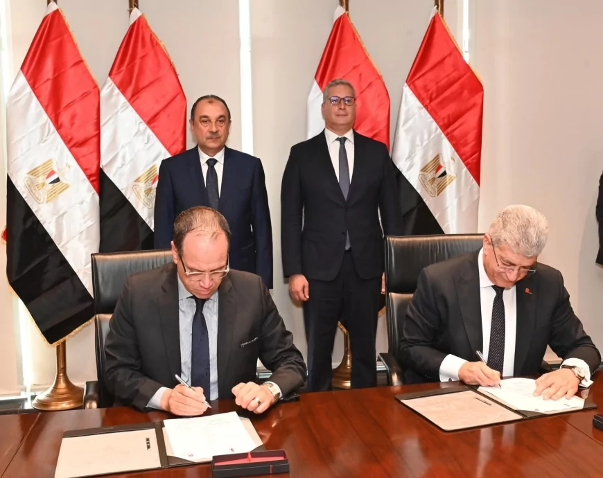 وزيرا قطاع الأعمال والبترول يشهدان توقيع عقد بين "إيجوث" و"بتروجت" لإعادة تأهيل وتشغيل فندق "جيت بيتش" بالعين السخنة